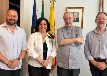 Da sinistra: il maestro Giannino Amore, la presidente del Libero Consorzio Comunale di Ragusa Maria Rita Schembari, Mons. Marco Frisina e Salvatore Di Blasi durante la presentazione dell'evento "Cantare Amantis Est".