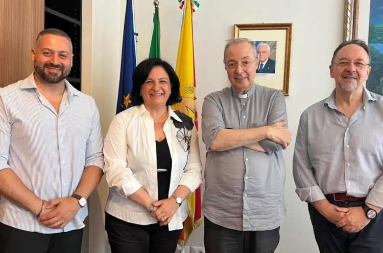 Da sinistra: il maestro Giannino Amore, la presidente del Libero Consorzio Comunale di Ragusa Maria Rita Schembari, Mons. Marco Frisina e Salvatore Di Blasi durante la presentazione dell'evento "Cantare Amantis Est".