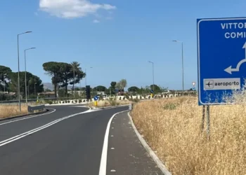 Rotatoria sulla SP 5 tra Villa Orchidea e l'aeroporto di Comiso, tratto interessato dalle verifiche del Libero Consorzio di Ragusa dopo la segnalazione di alcuni avvallamenti sulla carreggiata