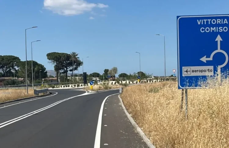 Rotatoria sulla SP 5 tra Villa Orchidea e l'aeroporto di Comiso, tratto interessato dalle verifiche del Libero Consorzio di Ragusa dopo la segnalazione di alcuni avvallamenti sulla carreggiata