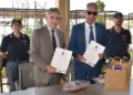 Il Questore di Ragusa e il presidente del Consorzio Siciliano di Riabilitazione mostrano la convenzione firmata al Lido della Polizia di Stato di Caucana, affiancati da due agenti della Polizia di Stato