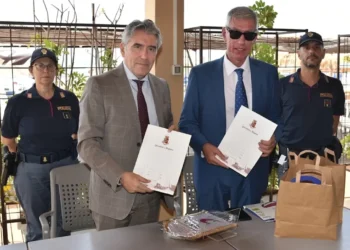 Il Questore di Ragusa e il presidente del Consorzio Siciliano di Riabilitazione mostrano la convenzione firmata al Lido della Polizia di Stato di Caucana, affiancati da due agenti della Polizia di Stato