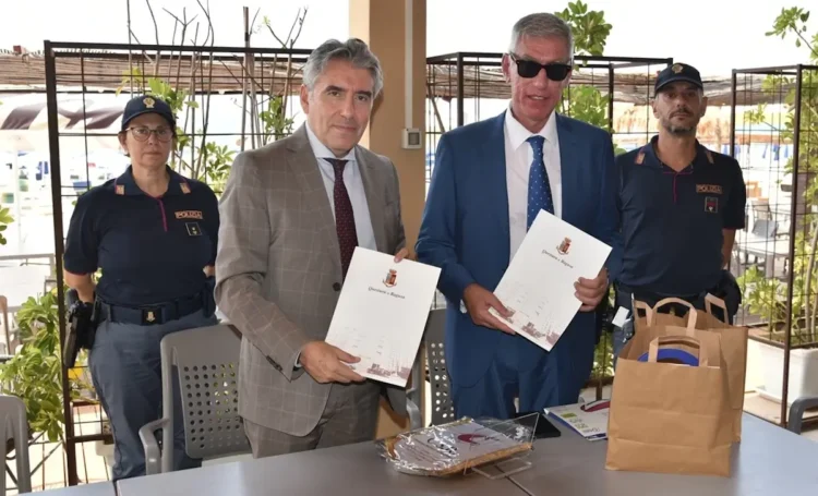 Il Questore di Ragusa e il presidente del Consorzio Siciliano di Riabilitazione mostrano la convenzione firmata al Lido della Polizia di Stato di Caucana, affiancati da due agenti della Polizia di Stato