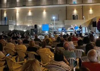 Pubblico assiste a un incontro della rassegna Liolà 2026 nel Giardino delle Suore del Sacro Cuore a Marina di Ragusa.