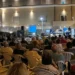 Pubblico assiste a un incontro della rassegna Liolà 2026 nel Giardino delle Suore del Sacro Cuore a Marina di Ragusa.