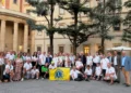 Partecipanti e volontari del Campo Distrettuale Giovani Diversamente Abili del Distretto Lions 108Yb Sicilia riuniti per una foto di gruppo a Linguaglossa