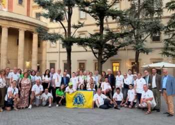 Partecipanti e volontari del Campo Distrettuale Giovani Diversamente Abili del Distretto Lions 108Yb Sicilia riuniti per una foto di gruppo a Linguaglossa