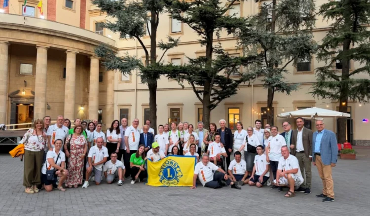 Partecipanti e volontari del Campo Distrettuale Giovani Diversamente Abili del Distretto Lions 108Yb Sicilia riuniti per una foto di gruppo a Linguaglossa