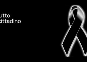 Grafica con nastro nero su sfondo nero e la scritta "lutto cittadino", utilizzata per annunciare il lutto proclamato dal Comune di Santa Croce Camerina