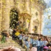 Portatori in azzurro reggono il fercolo della Madonna della Neve sotto una pioggia di coriandoli gialli a Giarratana