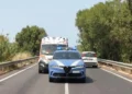 Auto accostata sulla SP 19 Noto–Pachino dopo il malore del conducente, in un contesto stradale estivo siciliano.