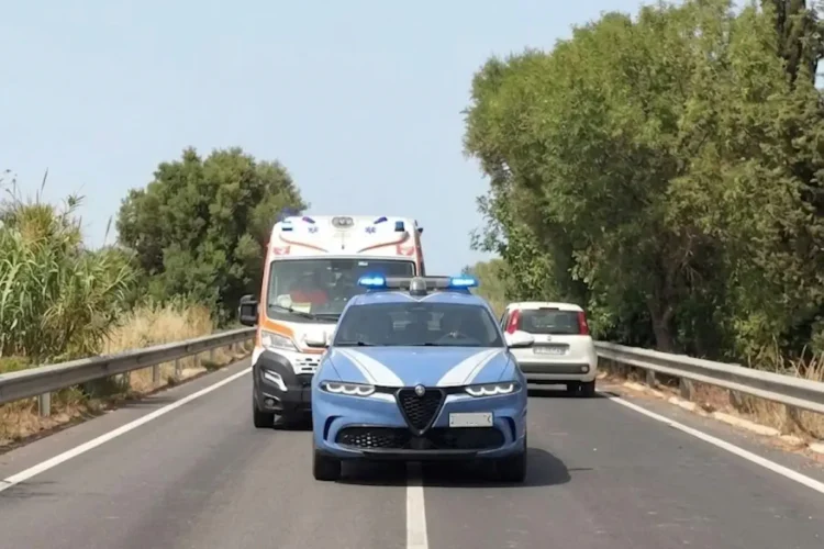 Auto accostata sulla SP 19 Noto–Pachino dopo il malore del conducente, in un contesto stradale estivo siciliano.
