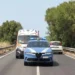 Auto accostata sulla SP 19 Noto–Pachino dopo il malore del conducente, in un contesto stradale estivo siciliano.