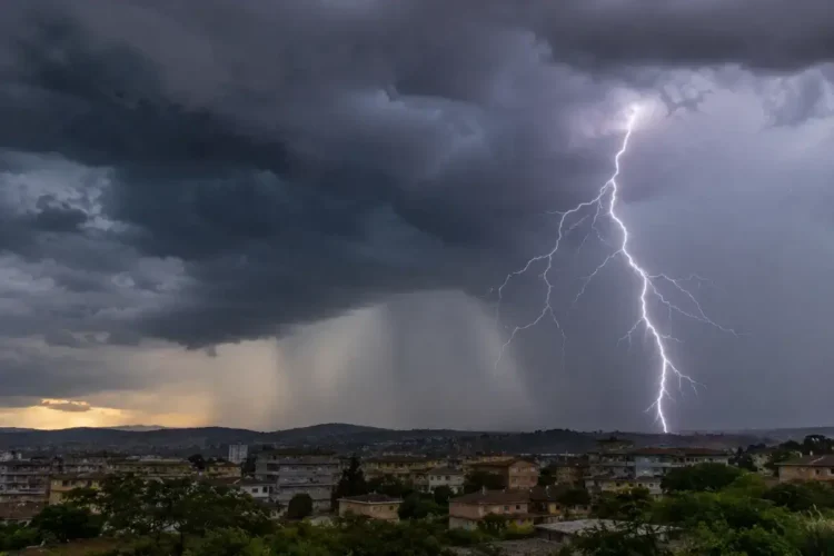 Grandine e temporali, poi torna il caldo sahariano