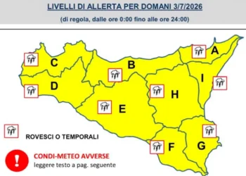 Mappa della Sicilia con allerta meteo gialla e simboli di temporali prevista per il 3 luglio 2026