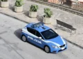 Volante della Polizia di Stato parcheggiata in una piazza di Modica, ripresa dall'alto con fichi d'india sullo sfondo