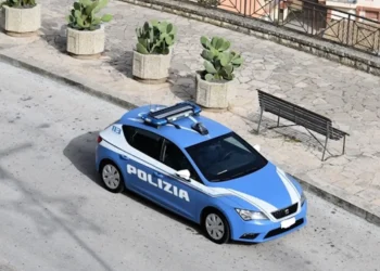 Volante della Polizia di Stato parcheggiata in una piazza di Modica, ripresa dall'alto con fichi d'india sullo sfondo