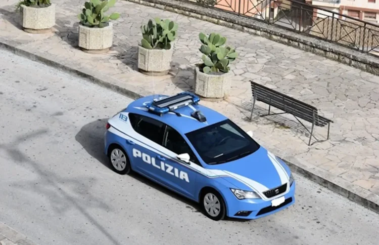Volante della Polizia di Stato parcheggiata in una piazza di Modica, ripresa dall'alto con fichi d'india sullo sfondo