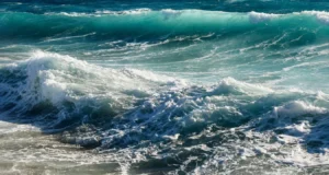 Mare agitato davanti alla costa di Torre di Mezzo, dove un turista di 50 anni ha perso la vita