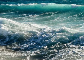 Mare agitato davanti alla costa di Torre di Mezzo, dove un turista di 50 anni ha perso la vita