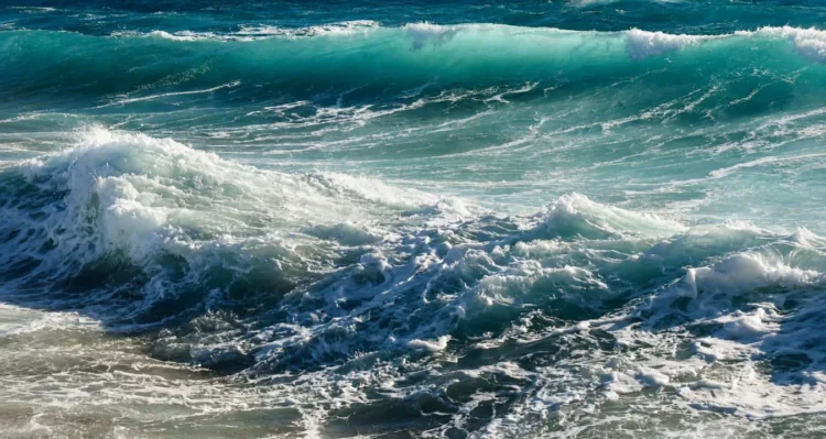 Mare agitato davanti alla costa di Torre di Mezzo, dove un turista di 50 anni ha perso la vita