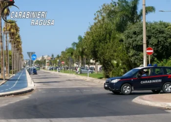 Auto dei Carabinieri durante un controllo a Marina di Ragusa, dove è stato rintracciato un 19enne ricercato per evasione dagli arresti domiciliari.