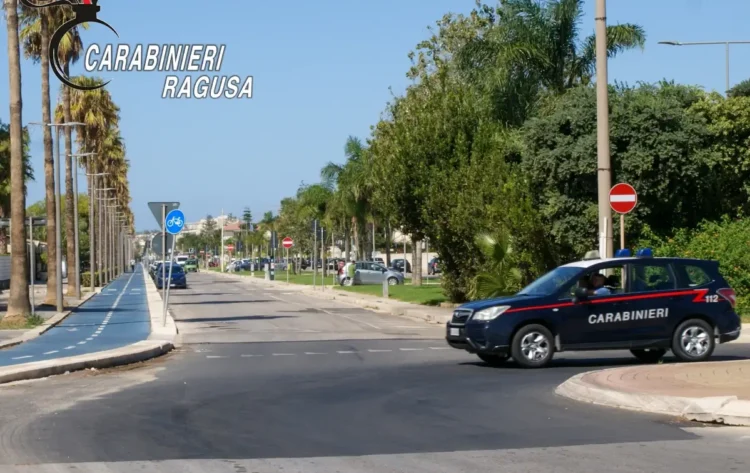 Auto dei Carabinieri durante un controllo a Marina di Ragusa, dove è stato rintracciato un 19enne ricercato per evasione dagli arresti domiciliari.