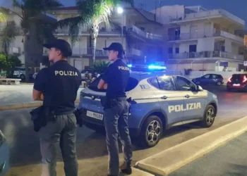 Agenti della Polizia di Stato accanto a una volante durante un servizio di controllo a Marina di Ragusa