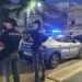 Agenti della Polizia di Stato accanto a una volante durante un servizio di controllo a Marina di Ragusa