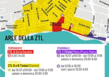 Mappa delle Zone a Traffico Limitato (ZTL) di Marina di Ragusa con le aree permanenti e stagionali evidenziate a colori, gli orari di attivazione e i principali varchi di accesso