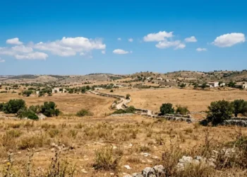 Paesaggio ibleo in estate con cielo azzurro e nuvole sparse