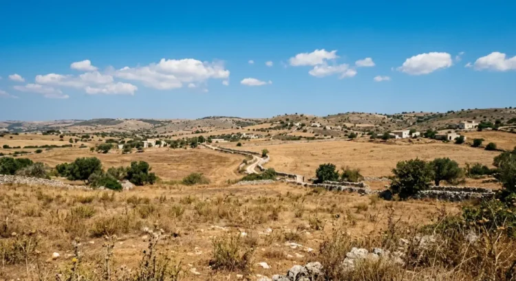 Paesaggio ibleo in estate con cielo azzurro e nuvole sparse