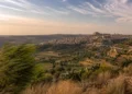 Panorama della provincia di Ragusa durante una fase di Libeccio con vento caldo e cielo limpido in Sicilia.
