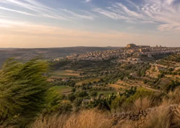 Panorama della provincia di Ragusa durante una fase di Libeccio con vento caldo e cielo limpido in Sicilia.