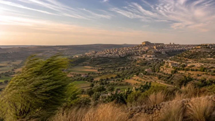 Panorama della provincia di Ragusa durante una fase di Libeccio con vento caldo e cielo limpido in Sicilia.