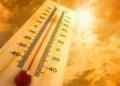 Termometro sotto un sole intenso che rappresenta l'ondata di caldo prevista in Sicilia, con temperature fino a 47 gradi.