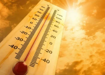 Termometro sotto un sole intenso che rappresenta l'ondata di caldo prevista in Sicilia, con temperature fino a 47 gradi.