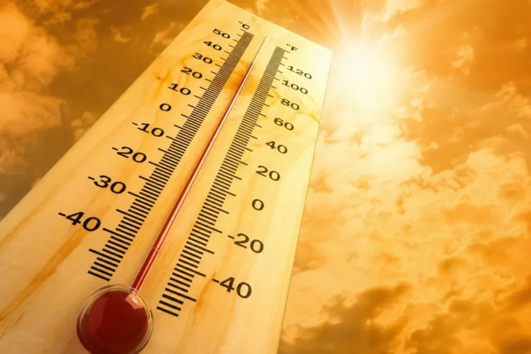 Termometro sotto un sole intenso che rappresenta l'ondata di caldo prevista in Sicilia, con temperature fino a 47 gradi.