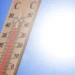 Termometro che segna oltre 40 gradi con il sole sullo sfondo, immagine simbolica dell'ondata di caldo prevista in Sicilia.