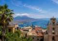 Panorama della Sicilia in una giornata estiva con cielo sereno e temperature elevate, immagine rappresentativa della tregua dal caldo e del miglioramento delle condizioni meteo.