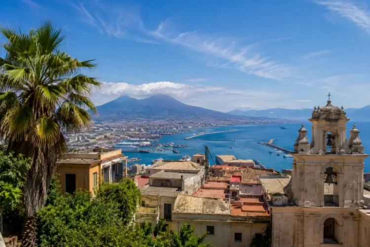 Panorama della Sicilia in una giornata estiva con cielo sereno e temperature elevate, immagine rappresentativa della tregua dal caldo e del miglioramento delle condizioni meteo.