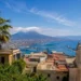 Panorama della Sicilia in una giornata estiva con cielo sereno e temperature elevate, immagine rappresentativa della tregua dal caldo e del miglioramento delle condizioni meteo.