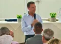 Nino Minardo interviene durante l'incontro di Forza Italia con amministratori e dirigenti della provincia di Caltanissetta.