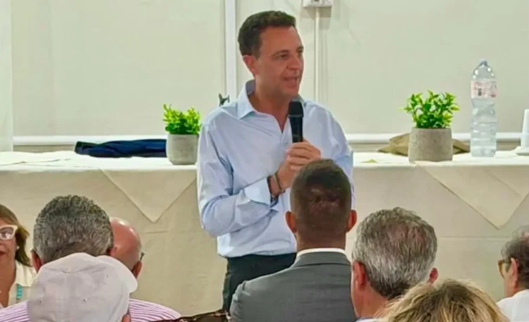 Nino Minardo interviene durante l'incontro di Forza Italia con amministratori e dirigenti della provincia di Caltanissetta.
