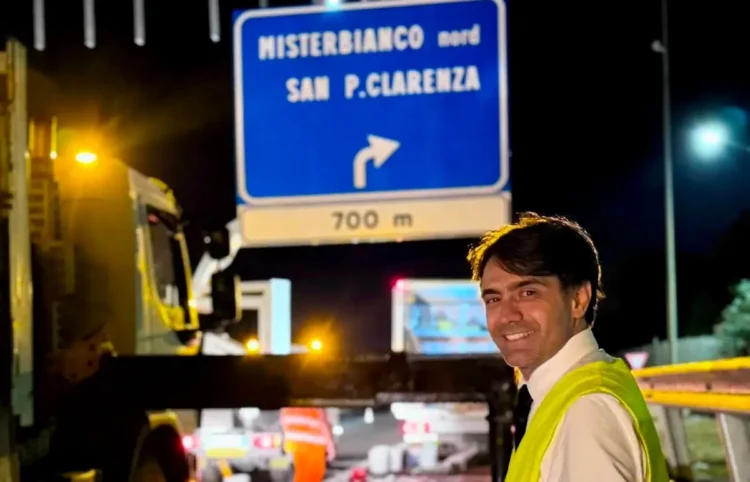 Cartello stradale del nuovo svincolo Misterbianco Nord sulla Tangenziale di Catania durante le operazioni di installazione della segnaletica