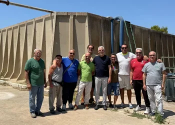 Personale del Consorzio di Bonifica e rappresentanti istituzionali davanti alla vasca dell'impianto di Pozzo Cassero, riattivato dopo 14 anni per ripristinare l'approvvigionamento di acqua potabile nell'altopiano modicano.