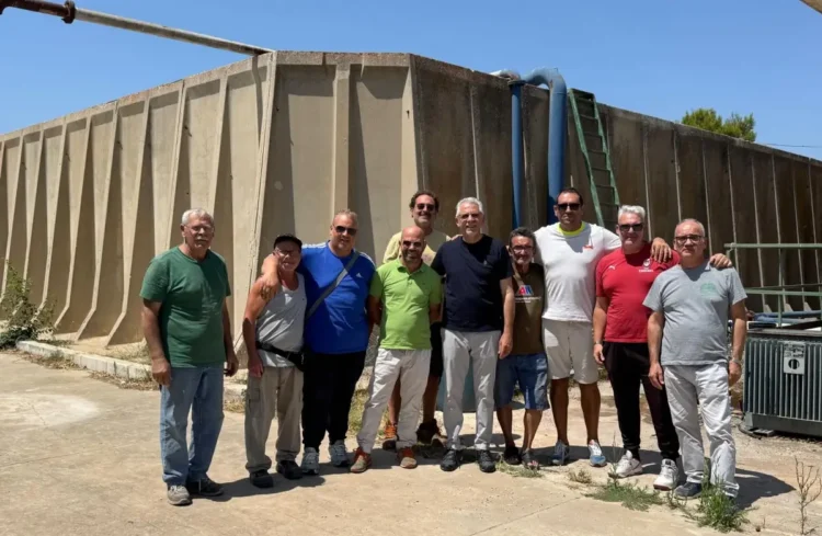 Personale del Consorzio di Bonifica e rappresentanti istituzionali davanti alla vasca dell'impianto di Pozzo Cassero, riattivato dopo 14 anni per ripristinare l'approvvigionamento di acqua potabile nell'altopiano modicano.