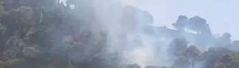 Fumo e fiamme tra la vegetazione nella zona di Monserrato, a Modica, durante la ripresa dell'incendio con intervento dei mezzi antincendio.