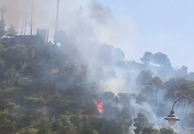 Fumo e fiamme tra la vegetazione nella zona di Monserrato, a Modica, durante la ripresa dell'incendio con intervento dei mezzi antincendio.