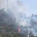 Fumo e fiamme tra la vegetazione nella zona di Monserrato, a Modica, durante la ripresa dell'incendio con intervento dei mezzi antincendio.